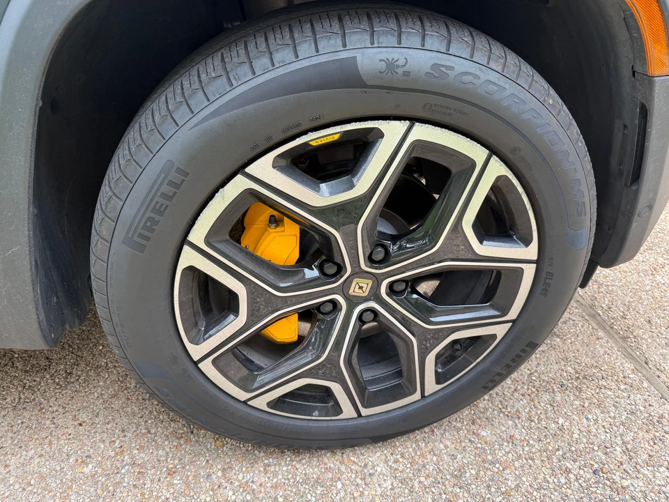 2025 Rivian R1S - Image 22 of 31