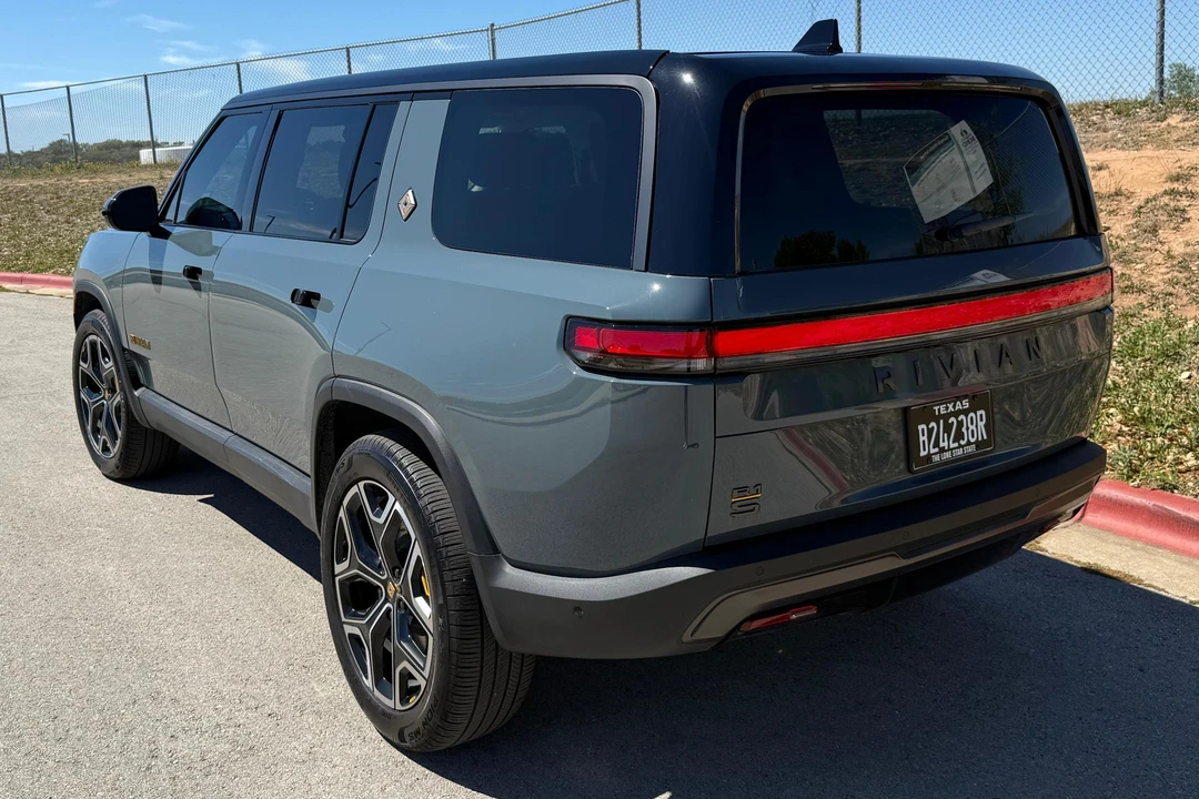 2025 Rivian R1S - Image 4 of 31