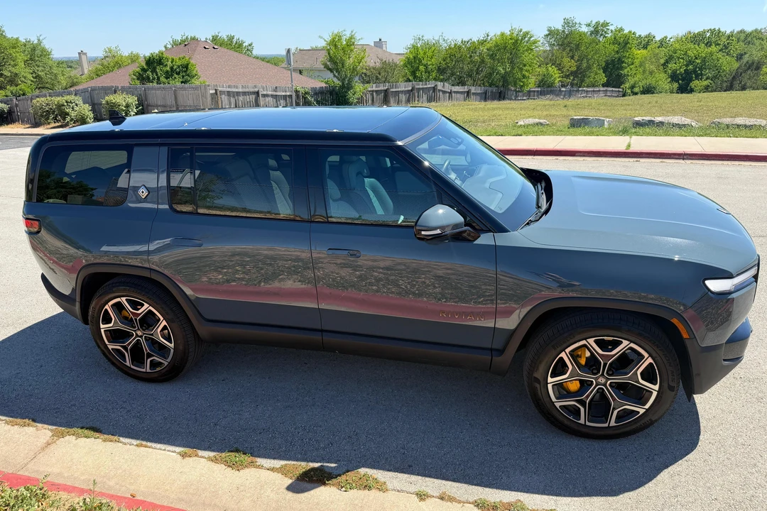 2025 Rivian R1S - Image 3 of 31