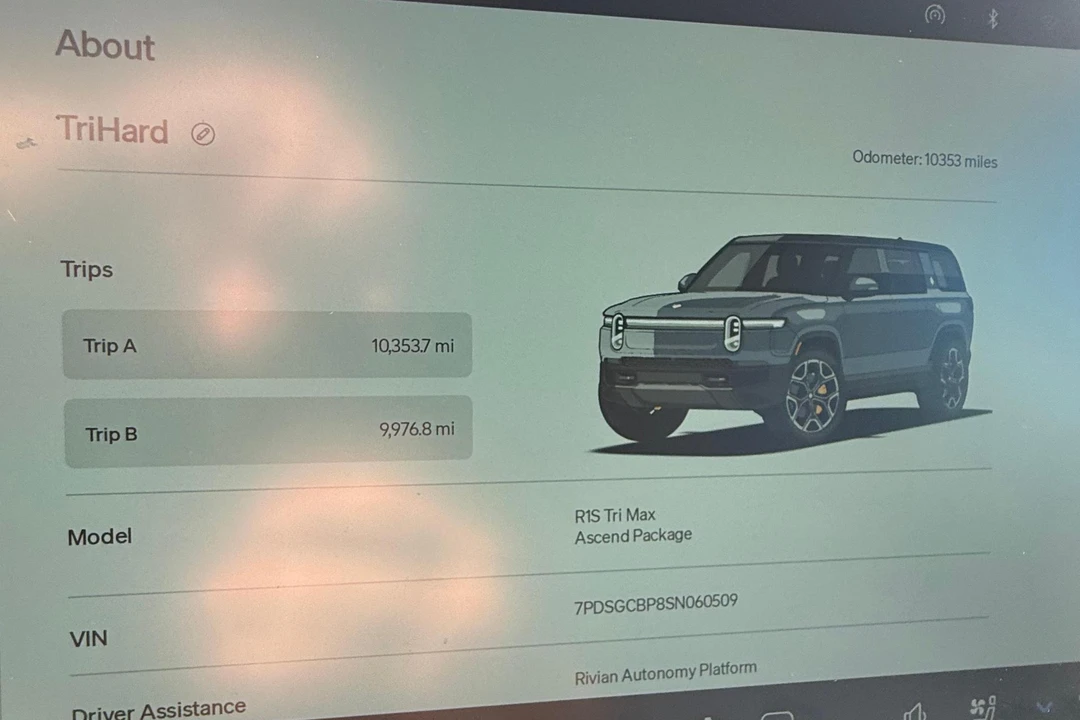 2025 Rivian R1S - Image 30 of 31