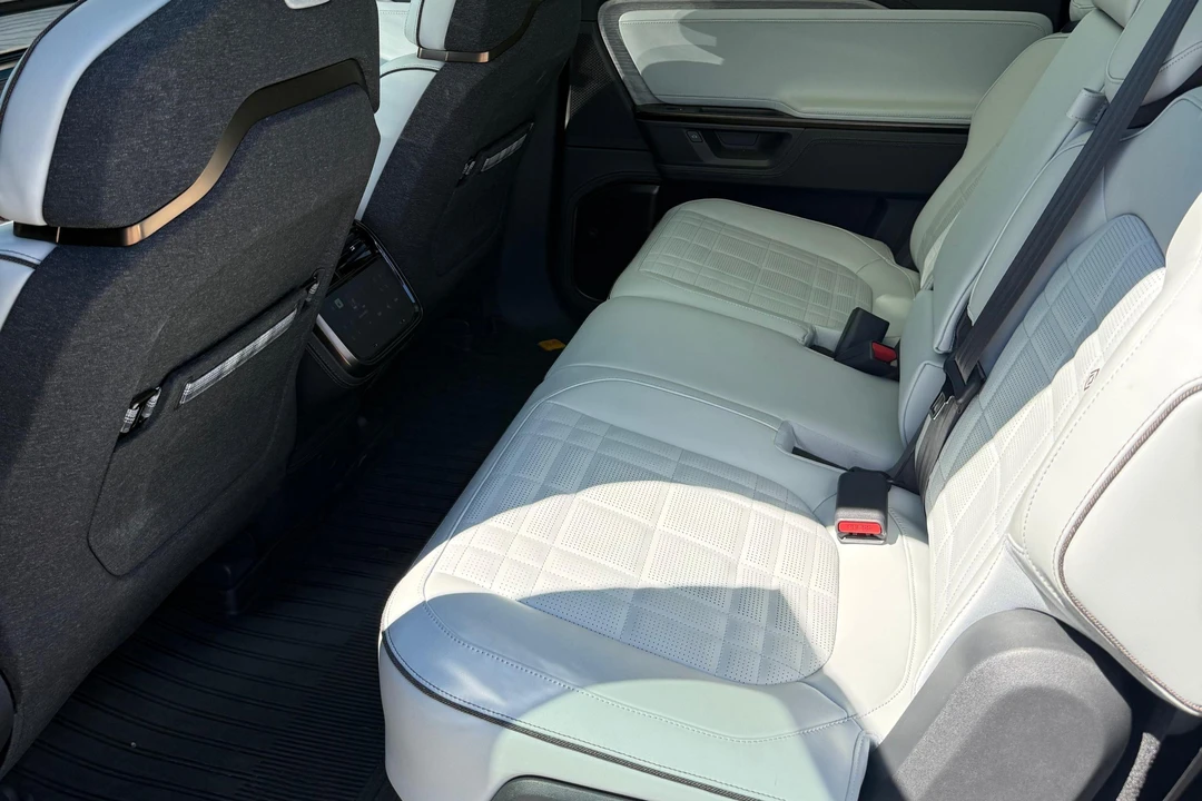 2025 Rivian R1S - Image 29 of 31