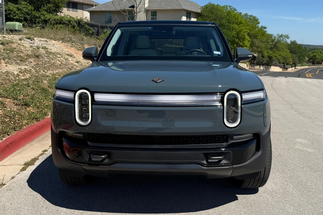 2025 Rivian R1S - Image 2 of 31