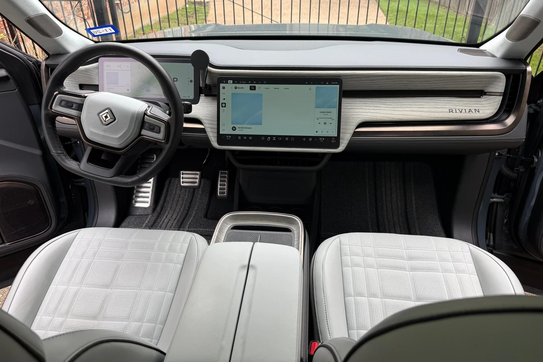 2025 Rivian R1S - Image 27 of 31