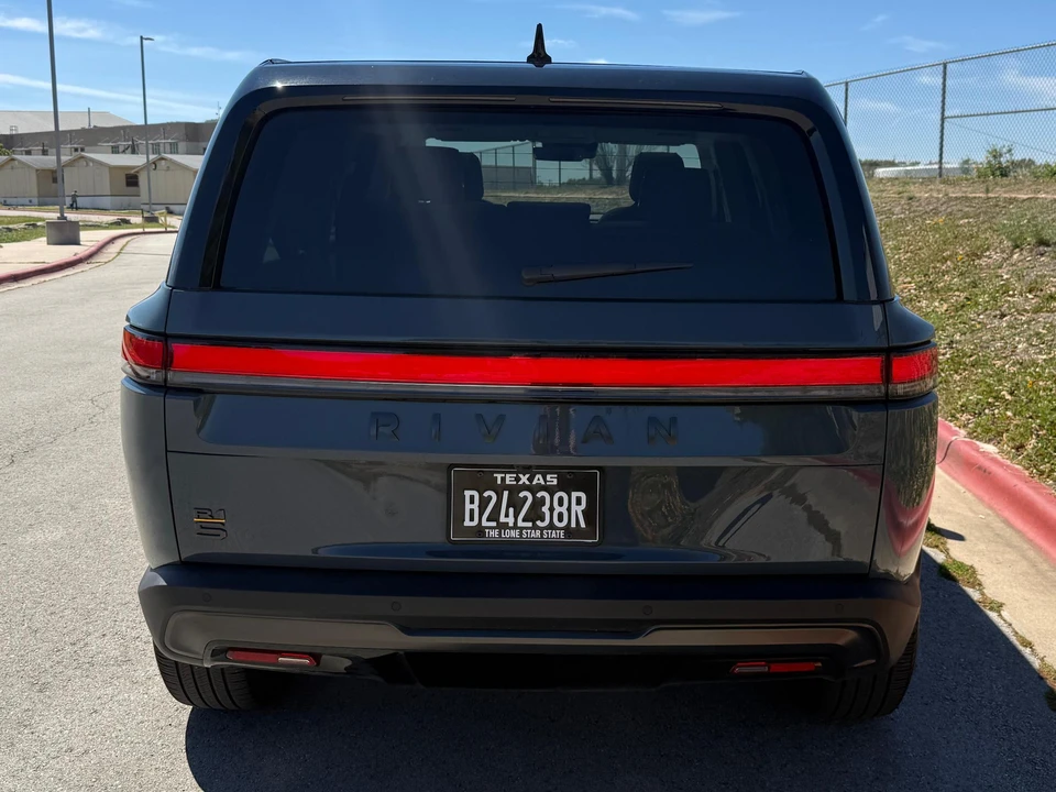 2025 Rivian R1S - Image 5 of 31