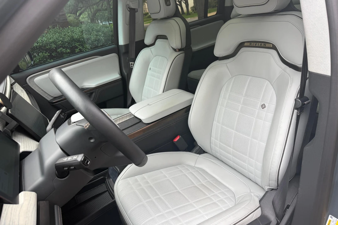 2025 Rivian R1S - Image 28 of 31