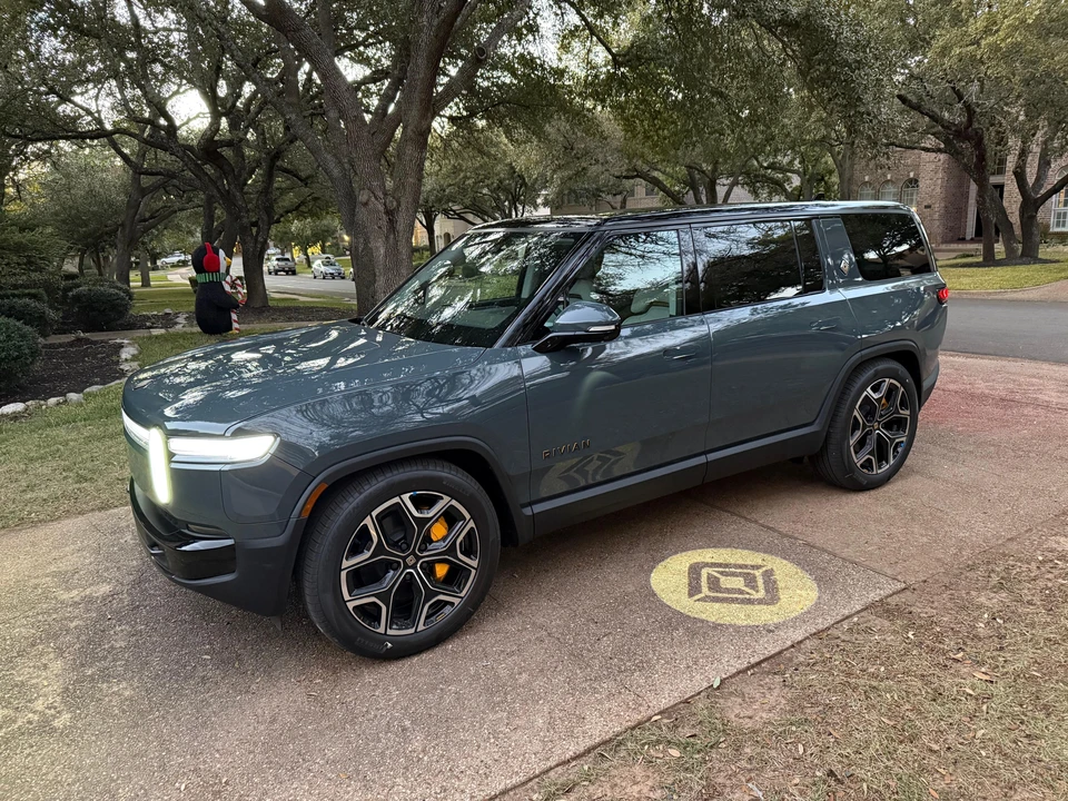 2025 Rivian R1S - Image 6 of 31