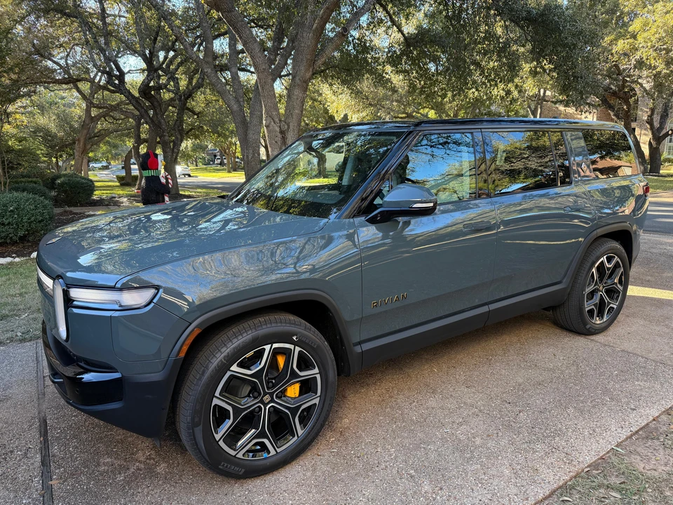 2025 Rivian R1S - Image 7 of 31