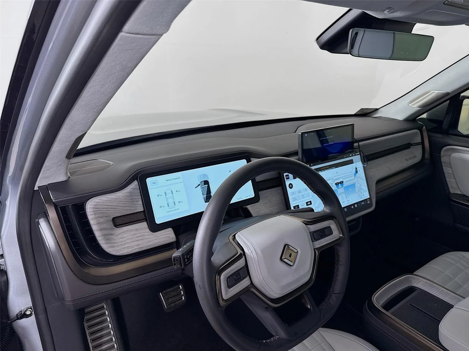 2025 Rivian R1S - Image 9 of 21