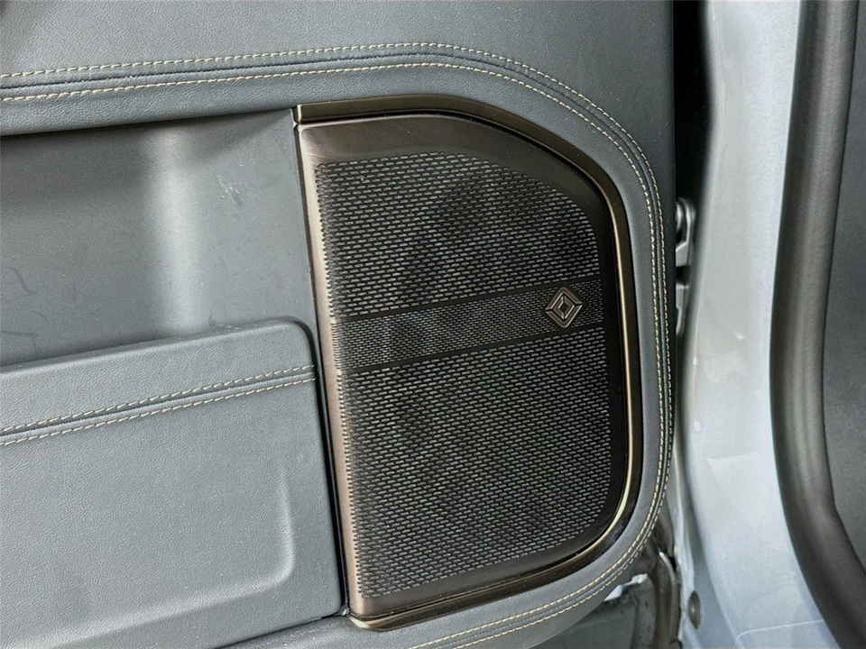 2025 Rivian R1S - Image 18 of 21