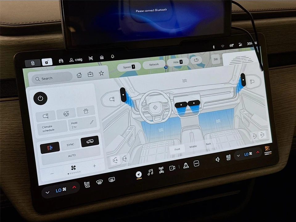 2025 Rivian R1S - Image 15 of 21
