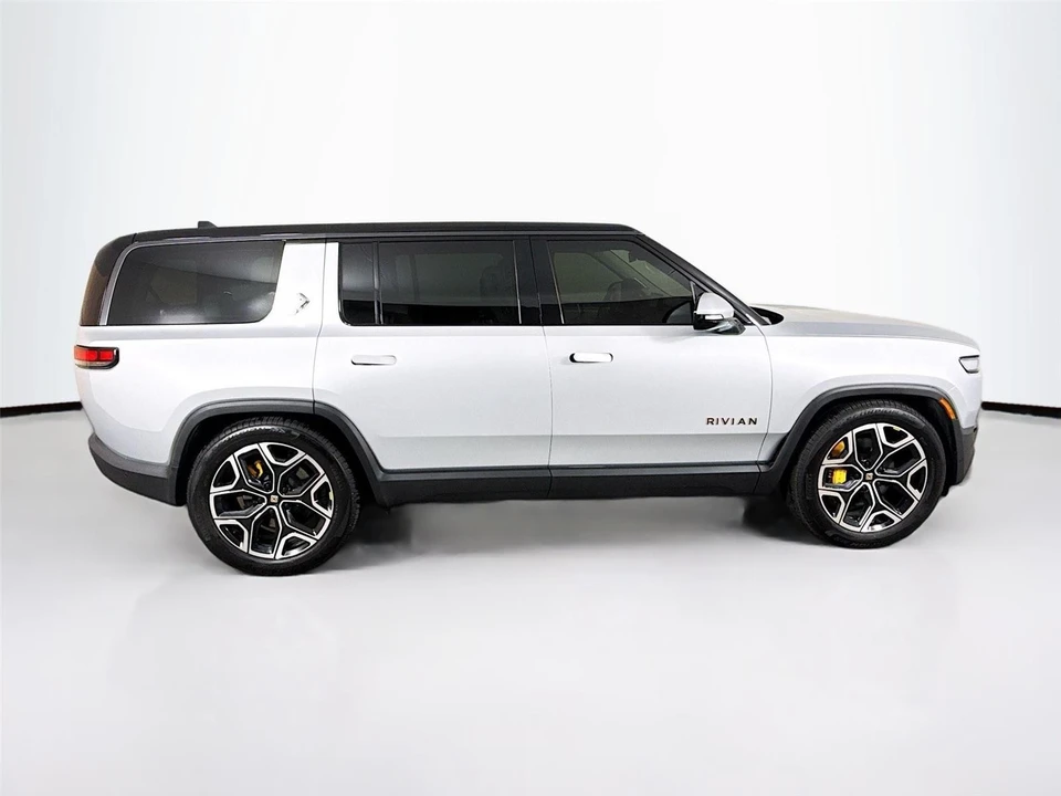 2025 Rivian R1S - Image 8 of 21