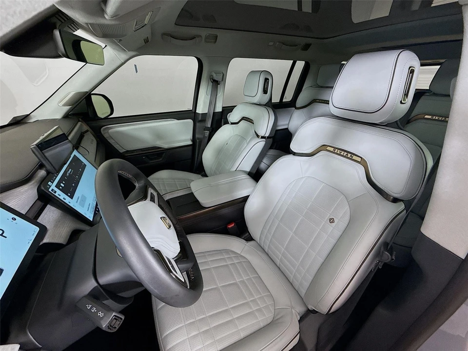 2025 Rivian R1S - Image 20 of 21