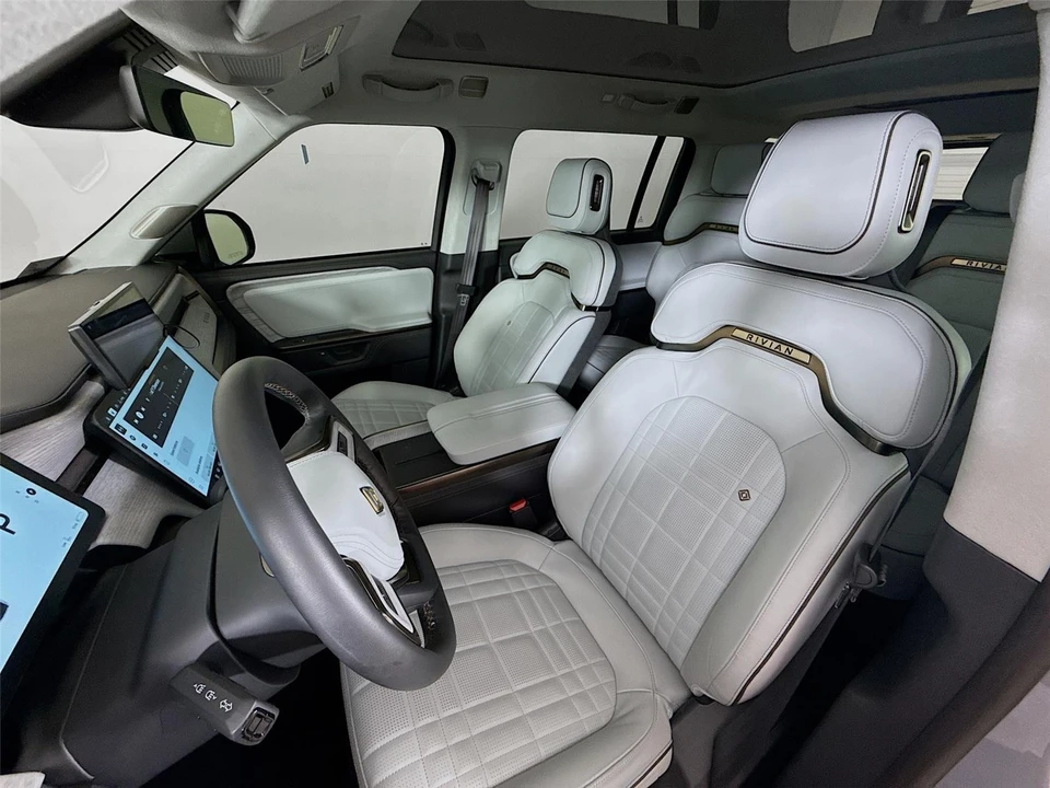 2025 Rivian R1S - Image 20 of 21