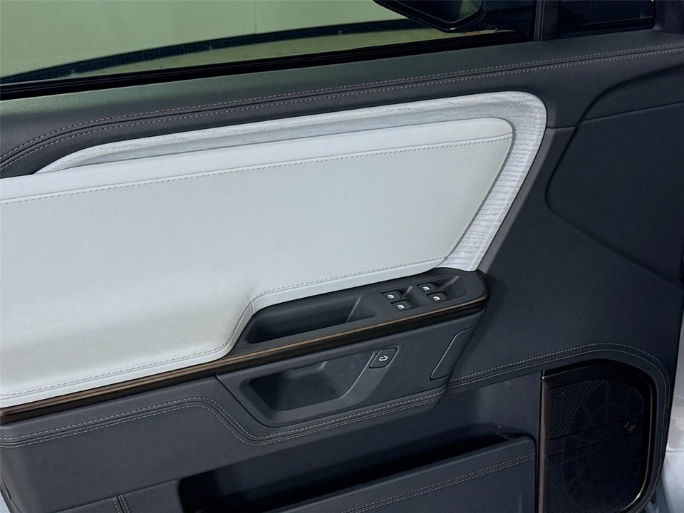 2025 Rivian R1S - Image 17 of 21