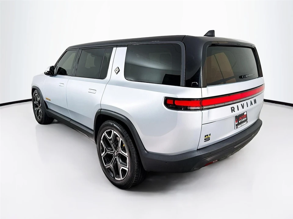 2025 Rivian R1S - Image 5 of 21