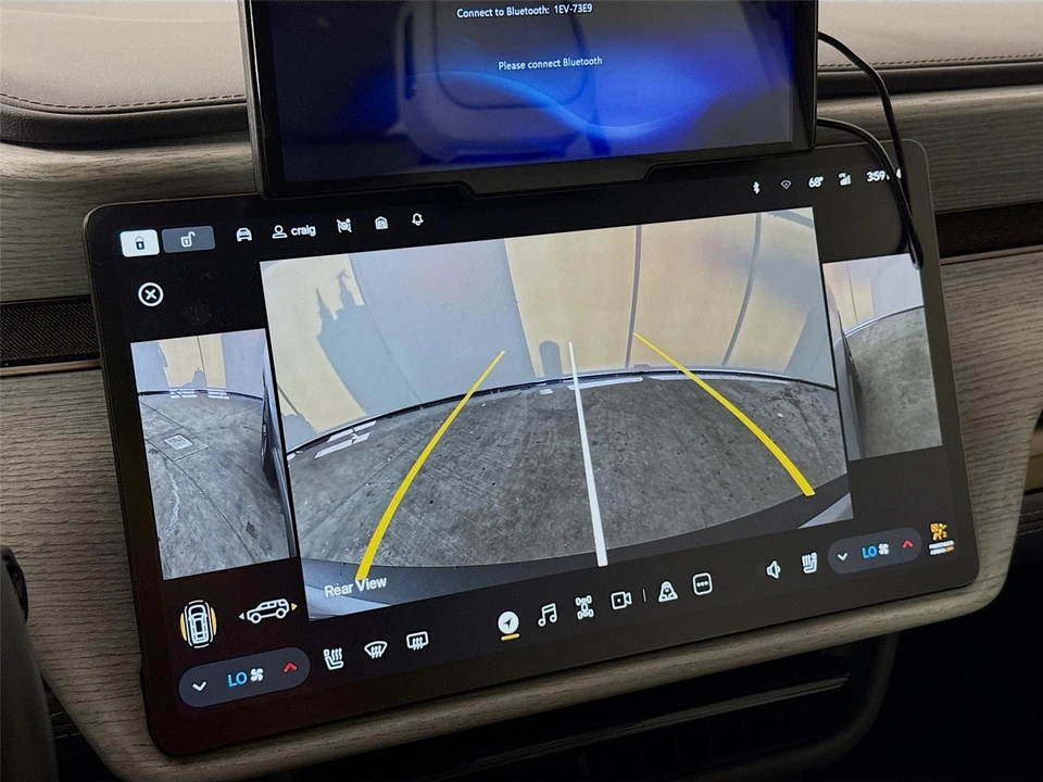 2025 Rivian R1S - Image 13 of 21