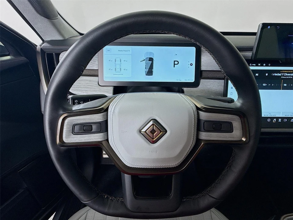 2025 Rivian R1S - Image 10 of 21