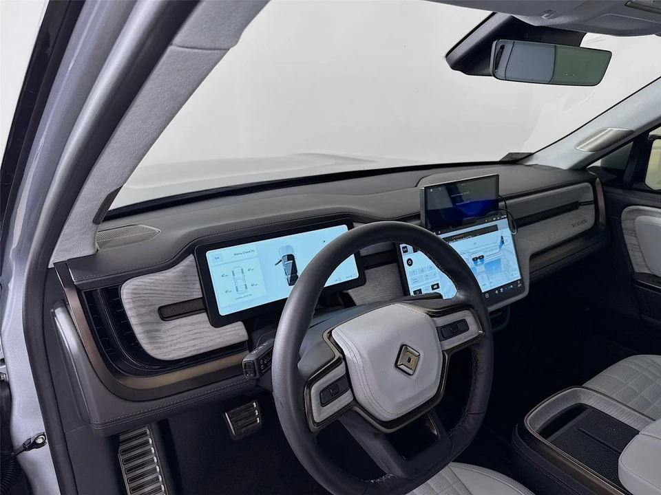2025 Rivian R1S - Image 9 of 21
