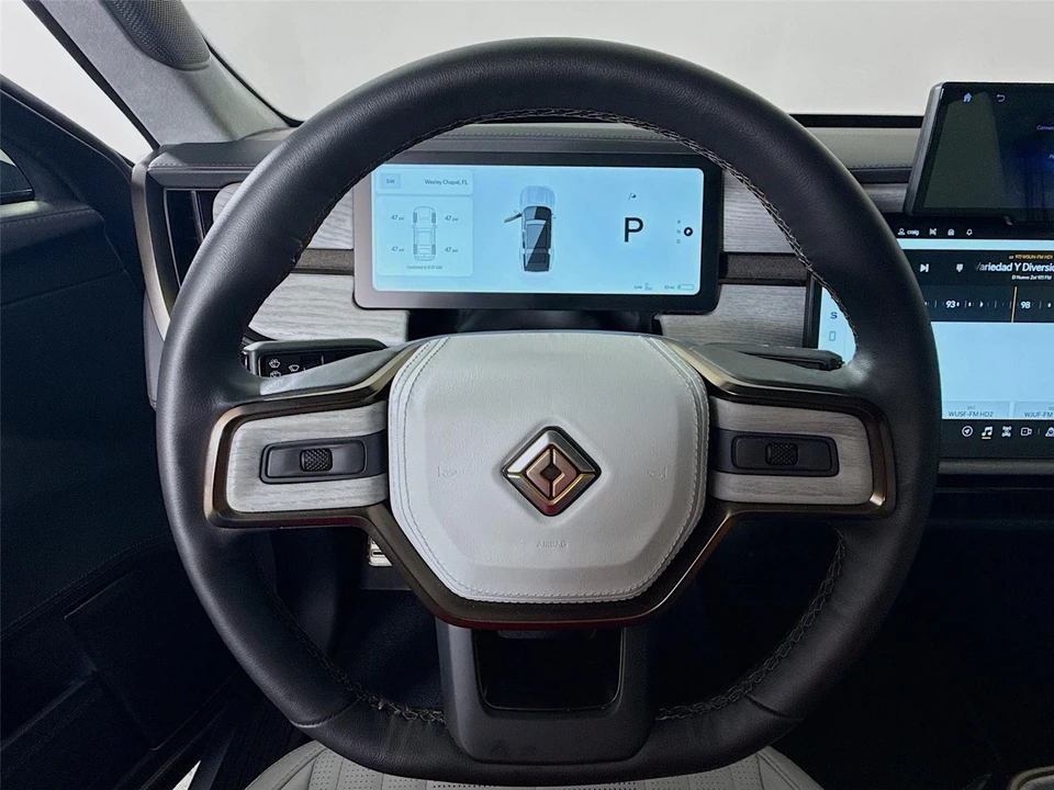2025 Rivian R1S - Image 10 of 21