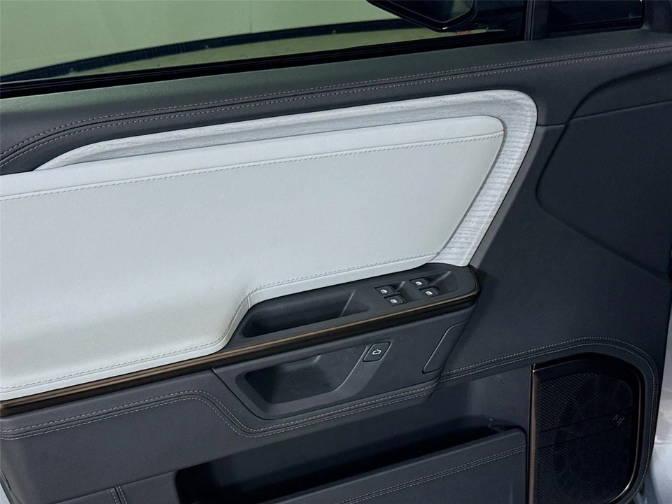 2025 Rivian R1S - Image 17 of 21