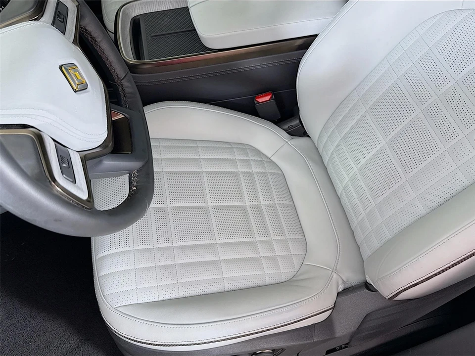 2025 Rivian R1S - Image 19 of 21