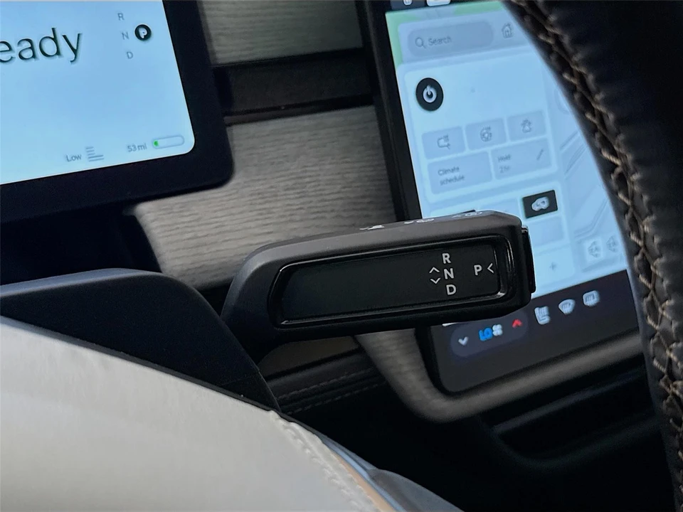 2025 Rivian R1S - Image 16 of 21