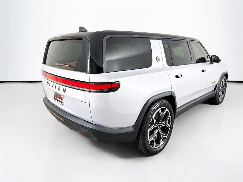 2025 Rivian R1S - Image 7 of 21
