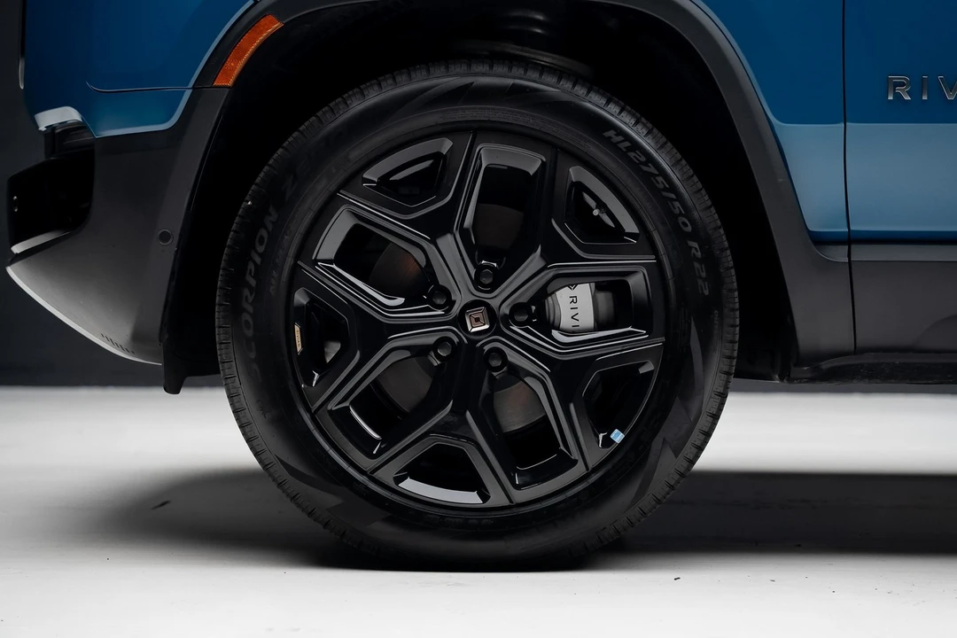 2025 Rivian R1T - Image 18 of 21