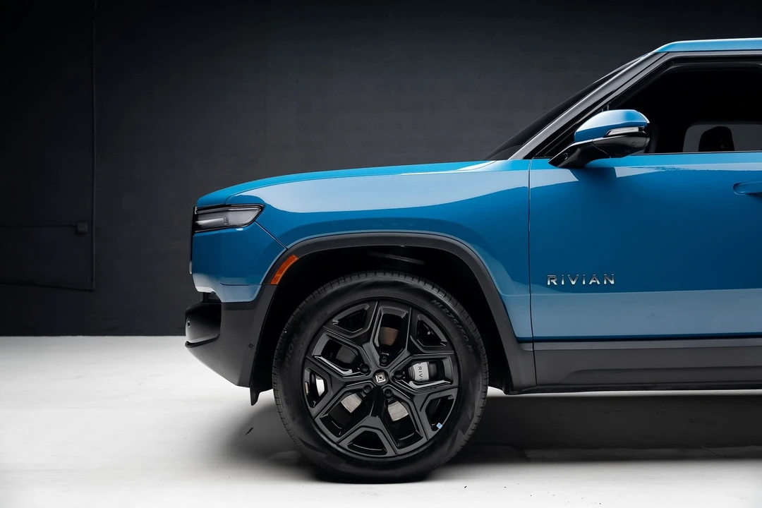 2025 Rivian R1T - Image 17 of 21