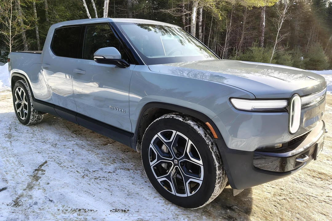2025 Rivian R1T - Image 3 of 31
