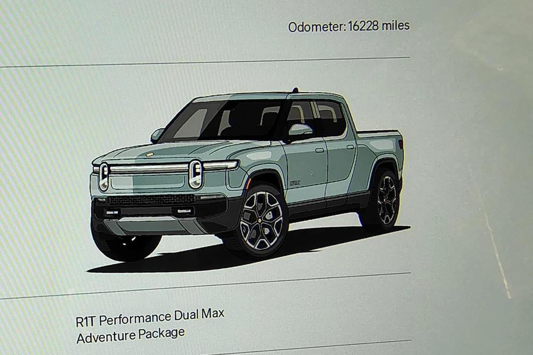 2025 Rivian R1T - Image 25 of 31