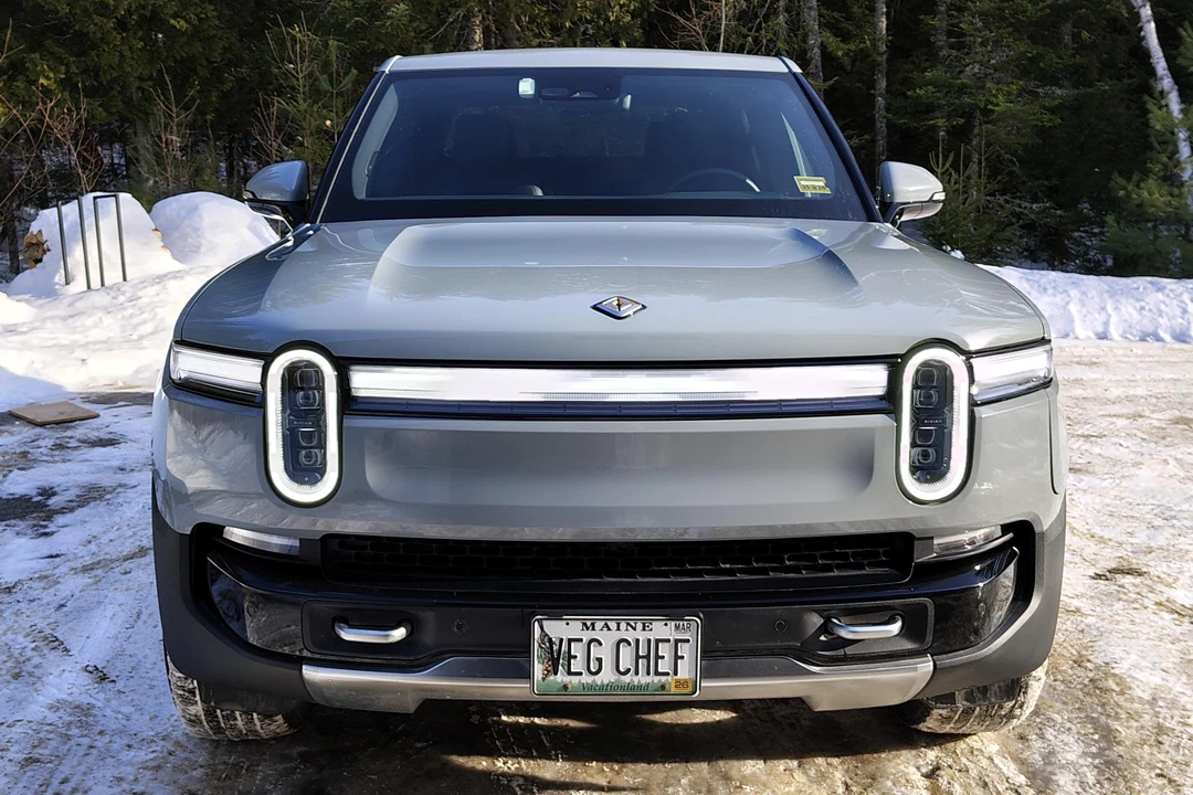 2025 Rivian R1T - Image 2 of 31