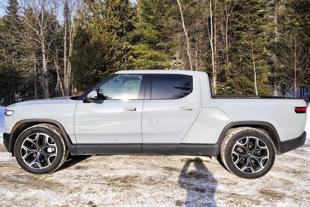 2025 Rivian R1T - Image 6 of 31
