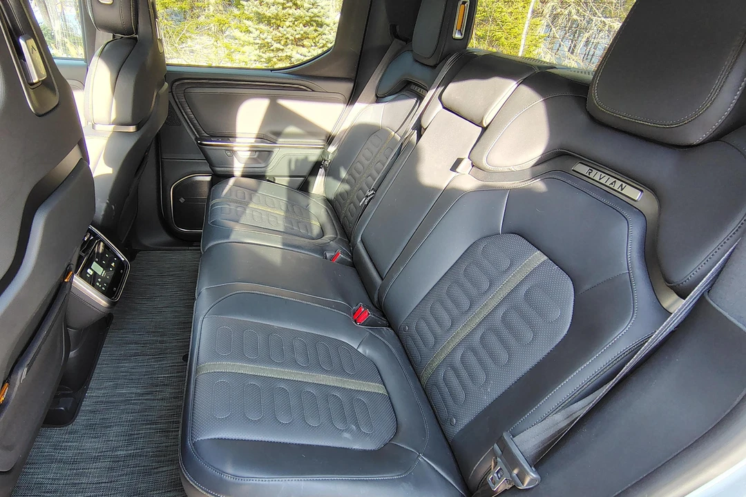 2025 Rivian R1T - Image 24 of 31