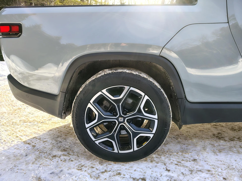 2025 Rivian R1T - Image 20 of 31