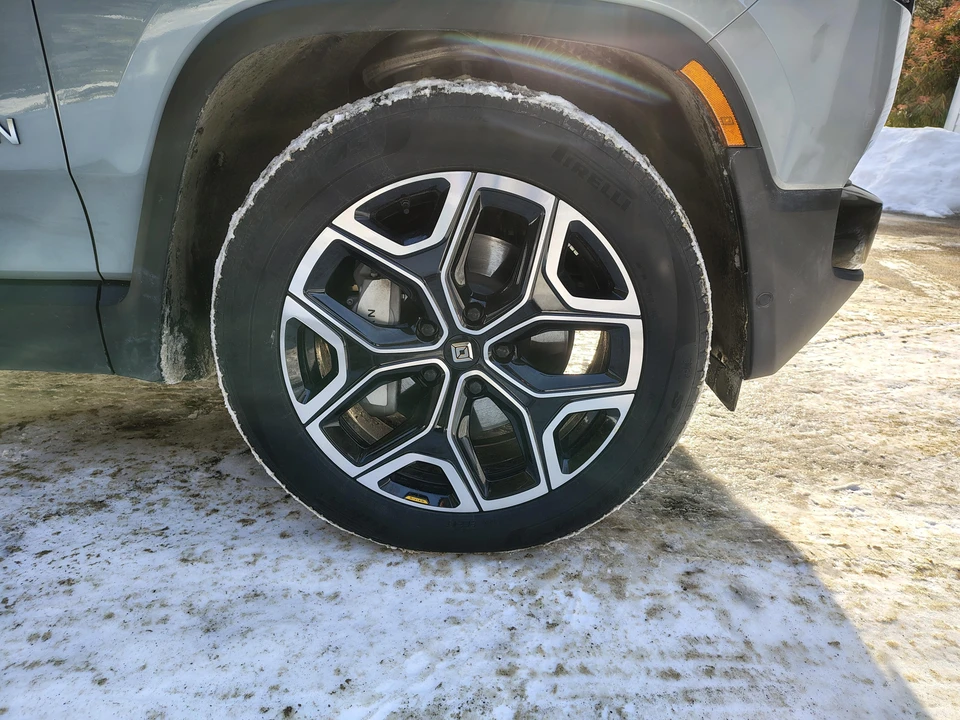 2025 Rivian R1T - Image 21 of 31