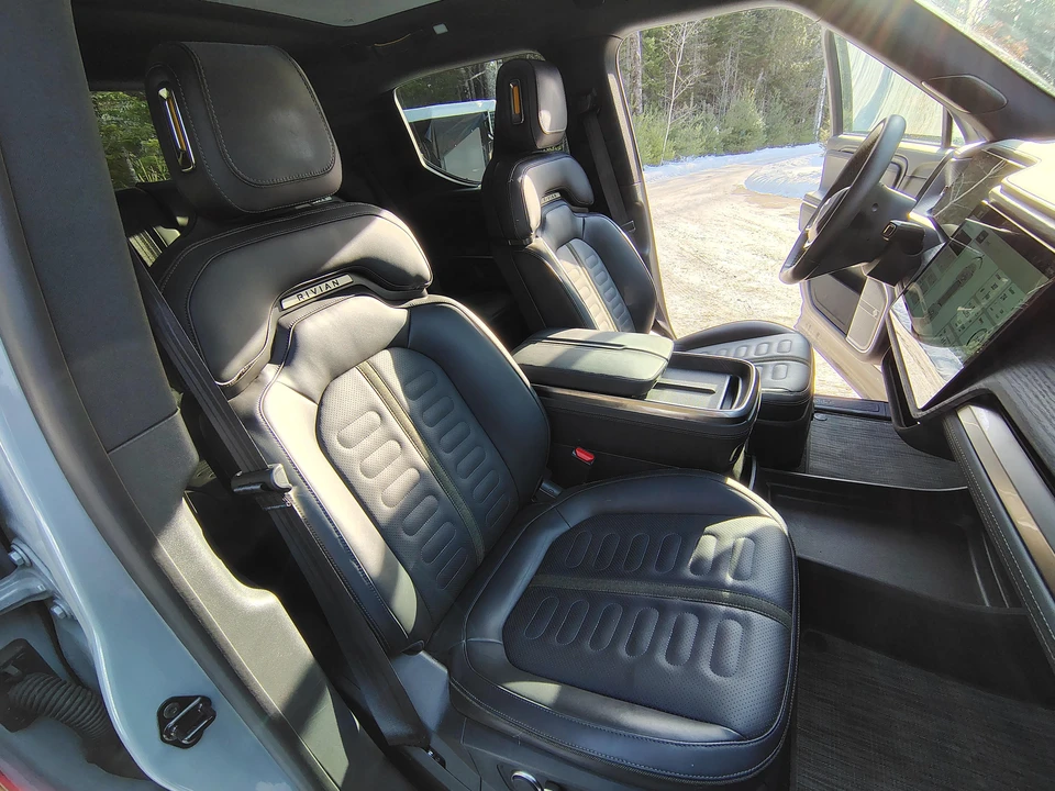 2025 Rivian R1T - Image 26 of 31