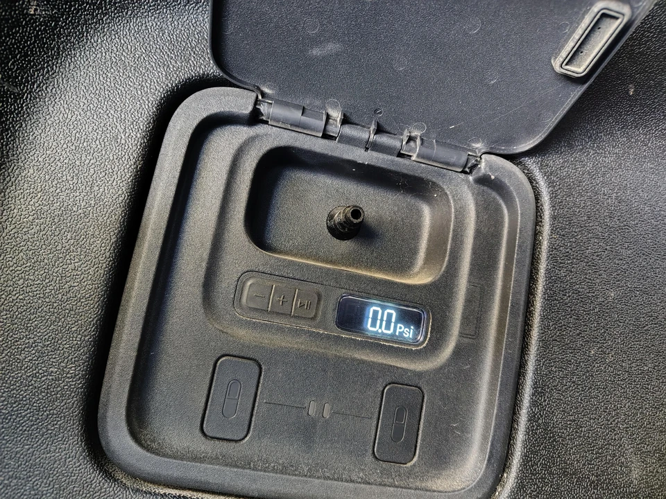 2025 Rivian R1T - Image 12 of 31