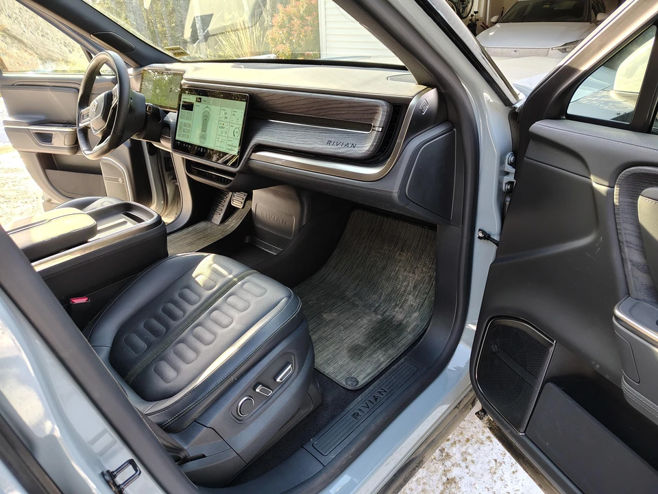 2025 Rivian R1T - Image 31 of 31