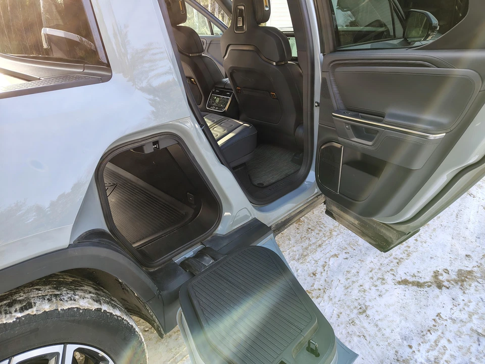 2025 Rivian R1T - Image 14 of 31