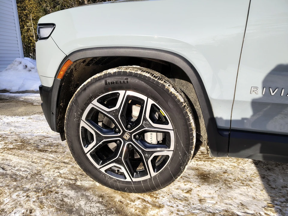 2025 Rivian R1T - Image 18 of 31