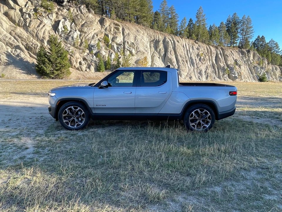2025 Rivian R1T - Image 15 of 31