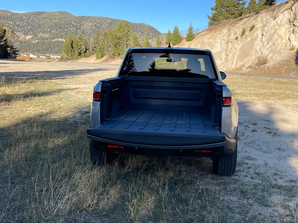 2025 Rivian R1T - Image 25 of 31