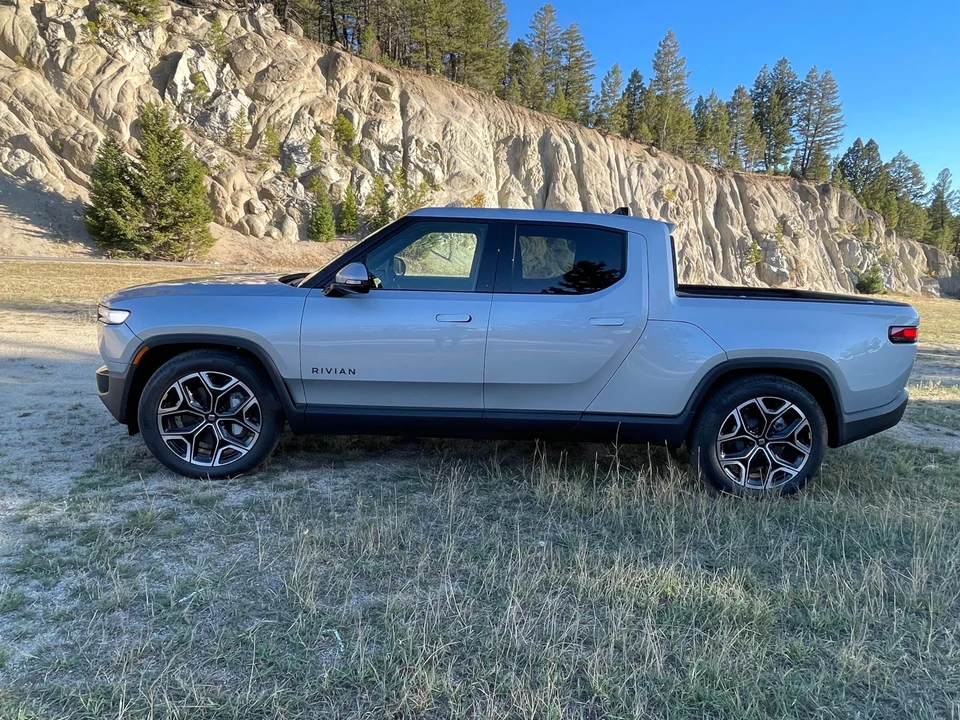 2025 Rivian R1T - Image 19 of 31