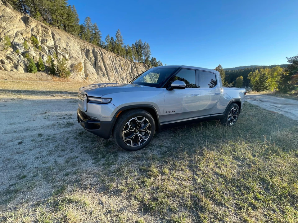 2025 Rivian R1T - Image 14 of 31