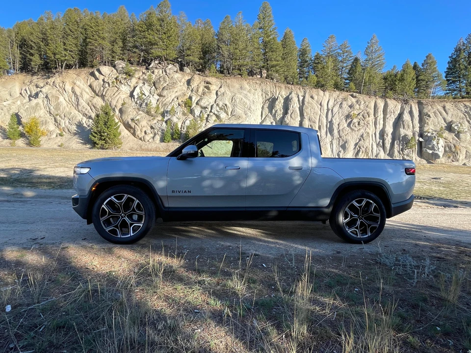 2025 Rivian R1T - Image 18 of 31