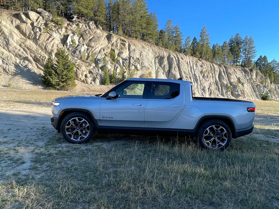 2025 Rivian R1T - Image 16 of 31