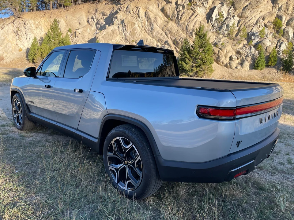 2025 Rivian R1T - Image 24 of 31