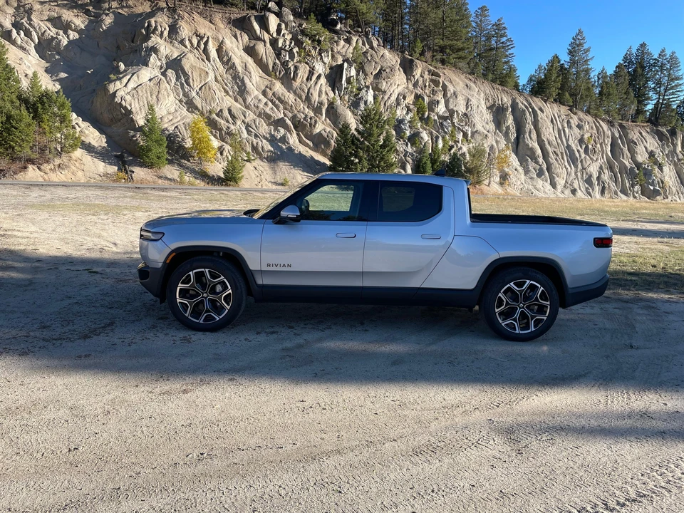 2025 Rivian R1T - Image 17 of 31