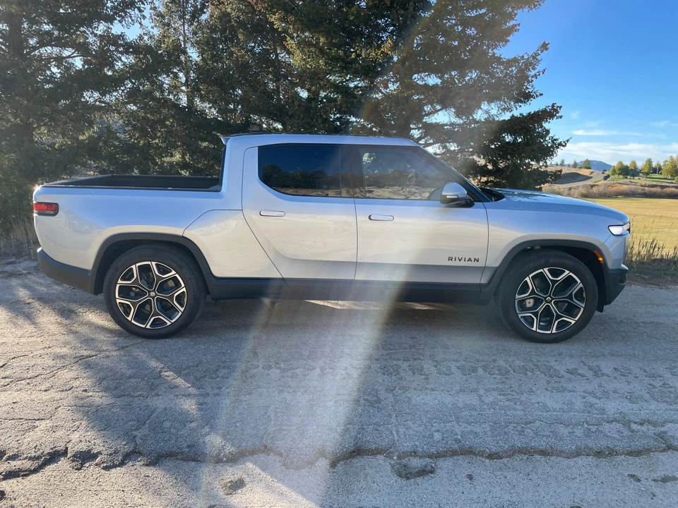2025 Rivian R1T - Image 31 of 31